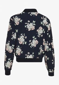 Blouson aviateur noir avec un motif floral en rose et vert, col et poignets côtelés, et ourlet inférieur froncé.