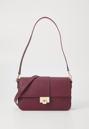 Sac bandoulière en cuir bordeaux avec un rabat, quincaillerie dorée et bandoulière réglable. Surface texturée avec une forme structurée.