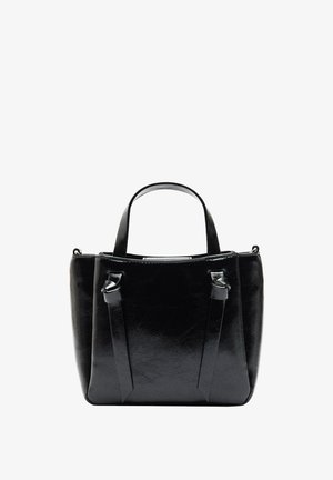 Czarna skórzana torebka z dwoma krótkimi uchwytami i dekoracyjnymi paskami z przodu, na białym tle.