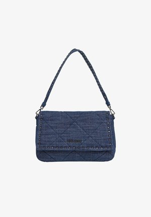 Gepatchworkte blauwe denim schoudertas met studaccenten, enkele verstelbare schouderband en een klep sluiting met een logo detail in het midden.