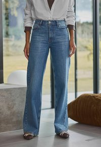 Next REGULAR FIT SEQUIN EMBELLISHED WIDE LEG - Sirgete säärtega teksad - mid blue