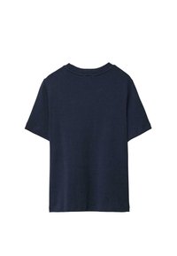 Donkerblauw katoenen T-shirt met korte mouwen, een ronde halslijn en een rechte zoom. De stof heeft een gladde textuur en minimale details.