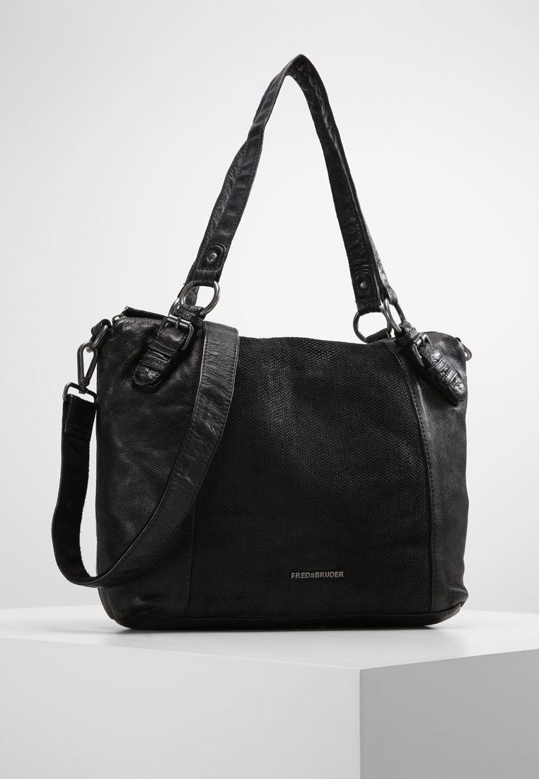 Černá kabelka s kombinací hladké kůže a strukturované tkaniny. Má dvojité držadla a odnímatelný ramenní popruh. Jemné logo je viditelné.
