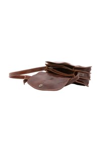 Borsa a tracolla in pelle marrone con chiusura a pattina, due scomparti e una lunga tracolla. Presenta cuciture visibili e un pulsante a scatto.