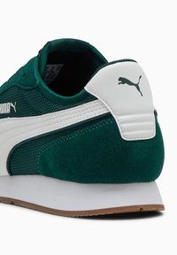 Sneaker verde din suede si plasa cu accente albe, avand guler captusit si talpa din cauciuc. Logo-ul Puma pe spate. Design athletic.