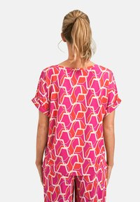 MILANO ITALY V-NECK WITH SHOULDER AND TURN UP - Print T-shirt - pink print