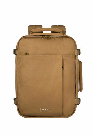 Zaino rettangolare color cuoio con manici superiori e laterali, tasca frontale con zip, spallacci imbottiti e nome del marchio "Tucano" vicino al centro inferiore.