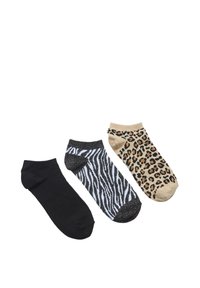 Tre paia di calzini a taglio basso: neri uni, a strisce zebra in bianco e nero con accenti brillanti, e color beige con un motivo leopardato.