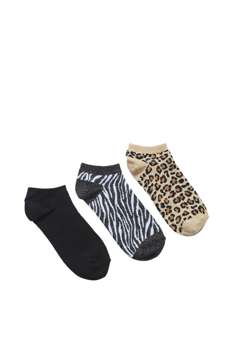 Tre paia di calzini a taglio basso: neri uni, a strisce zebra in bianco e nero con accenti brillanti, e color beige con un motivo leopardato.
