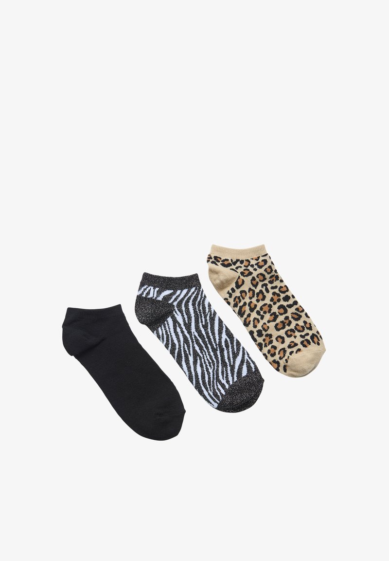 Tre paia di calzini a taglio basso: neri uni, a strisce zebra in bianco e nero con accenti brillanti, e color beige con un motivo leopardato.