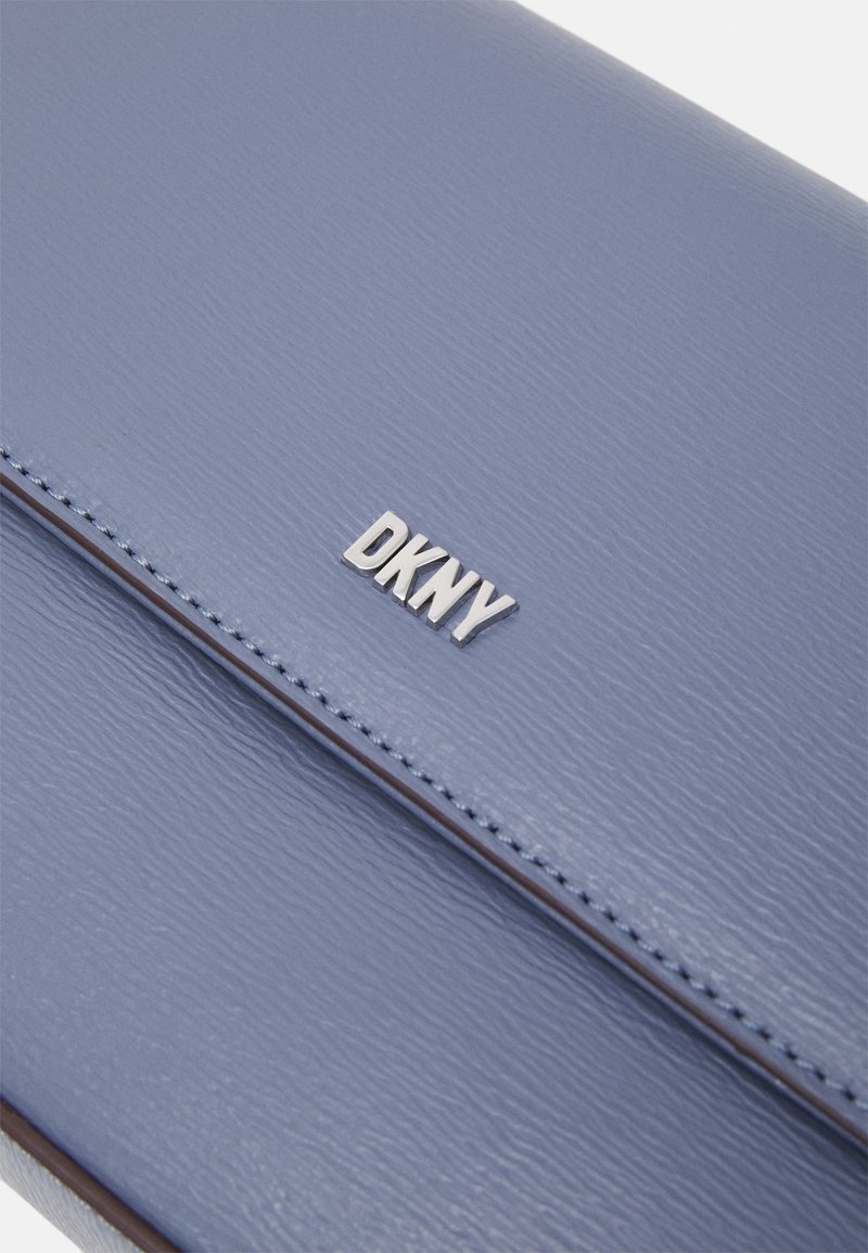 Damen Handtaschen | DKNY BRYANT FLAP CROSSBODY Umhängetasche steel blue/blau - WM35088 Damen Handtaschen | DKNY BRYANT FLAP CROSSBODY Umhängetasche steel blue/blau - WM35088