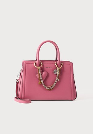 Borsa a mano in pelle rosa con doppi manici superiori, ferramenta color oro, dettaglio a catena e un ciondolo a forma di cuore. Presenta un design strutturato.