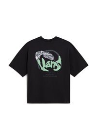Camiseta de algodón negra con un corte holgado. Presenta un diseño gráfico en verde y gris con texto, y una ilustración de una serpiente texturizada en la parte posterior.