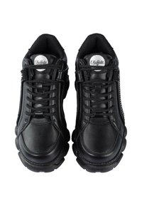 Sneaker nere in pelle con punta rotonda, suola in gomma spessa, design con lacci e dettagli in metallo argento sulla linguetta e sul lato.