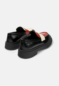 Černé kožené boty na slip-on s tlustou černou podrážkou, zdobené červenými a krémovými akcentními pásky a hladkým povrchem.