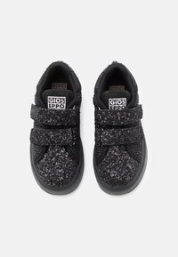 Scarpe da ginnastica nere con glitter per bambini, dotate di due cinturini in velcro e di un logo "GIOS EPPO" ben visibile sulla linguetta.