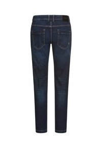 Jean en denim bleu foncé, avec une coupe slim, comportant deux poches arrière et une taille texturée avec une étiquette de marque.