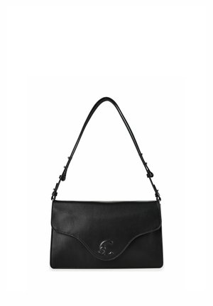 Sac à bandoulière en cuir noir avec rabat courbé et logo embossé sur le devant, équipé d'une sangle réglable avec des détails de boucle.
