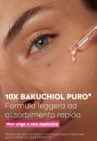 Beccuccio di siero trasparente con liquido chiaro su pelle liscia, caratterizzata da una tonalità marrone chiaro, alcune lentiggini e sopracciglia e ciglia ben definite.