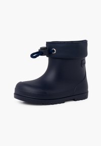 Stivaletto in gomma blu navy con punta tonda, soffietto elastico e cordino regolabile. Caratterizzato da suola testurizzata per una migliore aderenza.