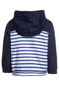 Námořnická a bílá pruhovaná bunda s kapucí, s elastickými manžetami a hladkým, voděodolným materiálem. Pruhy jsou horizontálně po celé zadní části.