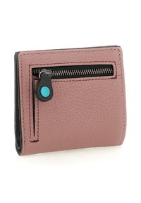 Portafoglio compatto in pelle texture rosa con una tasca con zip nera e un piccolo bottone turchese sul cursore della zip.