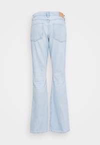 Jeans acampanados de mezclilla azul claro con cinco bolsillos, lazos para cinturón y una etiqueta rectangular de cuero en la cintura. Textura suave y diseño clásico.