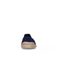 Espadrillas in tela blu navy con suola in juta naturale. Presentano una punta arrotondata e un design superiore semplice. Base piatta per maggiore stabilità.