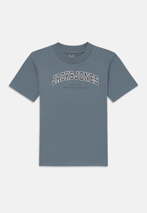 T-shirt bleu à manches courtes avec le texte "JACK & JONES EST. 90 WORLDWIDE" imprimé en blanc et noir sur la poitrine.
