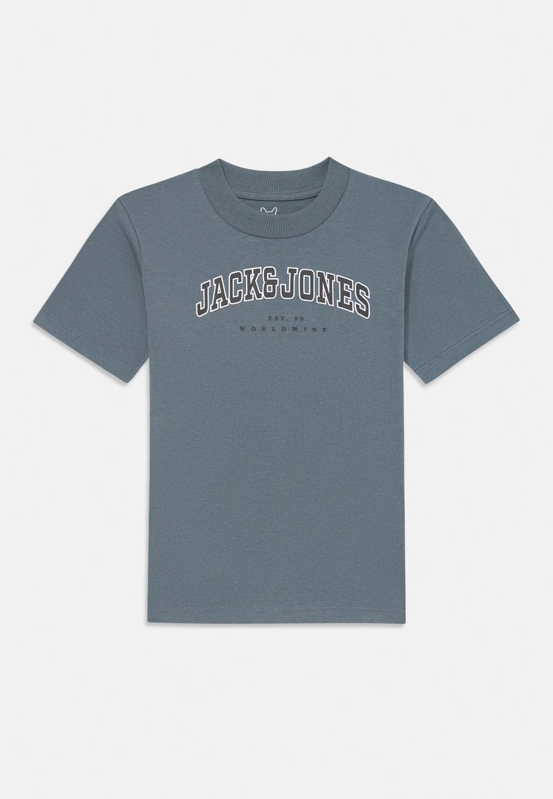 Modré triko s krátkým rukávem s potiskem "JACK & JONES EST. 90 WORLDWIDE" v bílé a černé na hrudi.