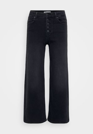 Jeans neri a vita alta e gamba larga con chiusura frontale a cinque bottoni, tessuto denim robusto e dettagli di cucitura visibili sulle tasche.
