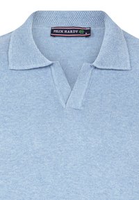 Světle modrá pletená polo tričko s texturovaným límcem, designem ve tvaru V a štítkem označeným "Felix Hardy". Měkká tkanina s jemnými detaily.