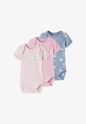 Trois bodys pour bébé à manches courtes : un rose avec un motif de canard blanc, un rose uni, et un bleu clair avec des motifs de canards sur un fond feuillu.