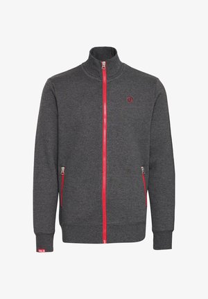 Szürke cipzáras pulóver magas nyakkal. Piros cipzár és díszítések a zsebeknél. Bordázott mandzsetták és szegély, puha anyagból készült.