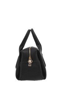 Sac à main en cuir noir avec une finition texturée, fermeture éclair et doubles poignées ; présente une forme structurée et un design minimaliste.