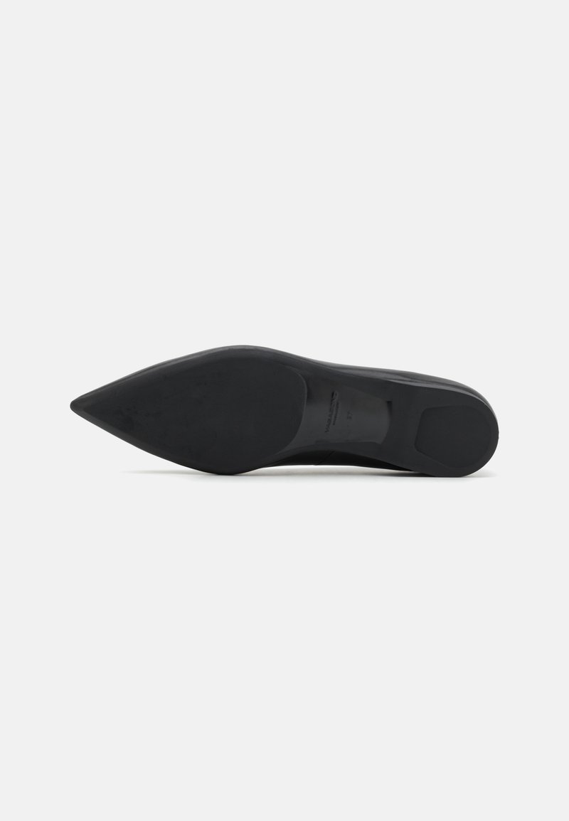 Schwarzer High-Heel-Schuh mit spitzem Zeh, glattem Lederoberteil und Gummi-Außensohle mit strukturiertem Grip-Muster.