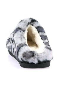 Pantofole in pelliccia sintetica con una stampa animale grigia e nera. Interno morbido e design a punta arrotondata, con esterno testurizzato e suola piatta.