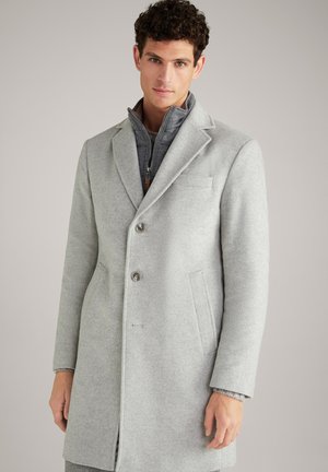 Abrigo de lana gris claro con solapas de muesca, dos botones, bolsillos laterales y una textura elegante, combinado con una chaqueta interior gris oscuro.