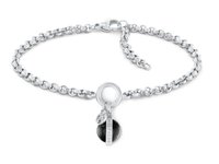Pulsera de cadena de metal plateado con eslabones redondos, que cuenta con un cierre de anillo y un charm negro con una etiqueta de logo. Textura suave, acabado pulido.