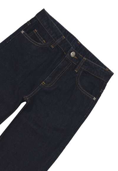 Jeans di denim blu scuro con cuciture arancioni, tasche frontali, passanti per cintura e chiusura con bottone in metallo su uno sfondo bianco.