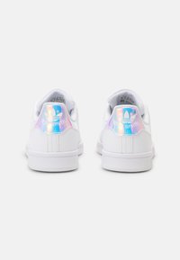 Bele superge z iridescentnimi detajli na peti, gladko usnje zgornjega dela in gumijast podplat. Vsebuje blagovno znamko z besedilom "stan smith".