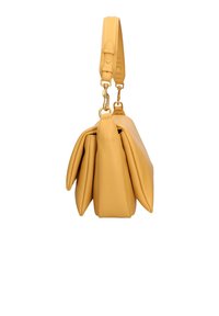 Sac à main en simili cuir jaune au design structuré, avec des détails plissés, une bandoulière détachable et des accents en métal doré.