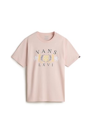 Jasnoróżowa koszulka z krótkim rękawem z logo Vans, dwoma lwami, wieńcem laurowym i liczbami rzymskimi LXVI nadrukowanymi z przodu.