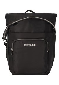 Zaino in nylon nero con zip superiore e tasca frontale, accessori metallici e logo sul davanti. Design semplice e strutturato.