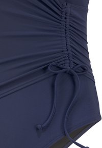 Badeanzug in Dunkelblau mit gerafftem Stoffdetail, verstellbarem Knoten an der Seite, aus glattem, dehnbarem Material gefertigt.