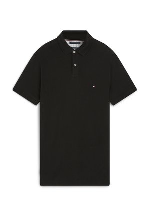 Polo negro de algodón. Cuenta con un cuello clásico, mangas cortas, tapeta con dos botones y un pequeño logotipo en el pecho.