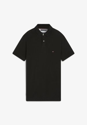 Polo negro de algodón. Cuenta con un cuello clásico, mangas cortas, tapeta con dos botones y un pequeño logotipo en el pecho.