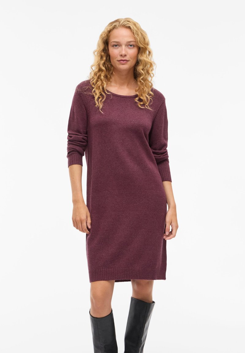 Abito a maniche lunghe in maglia color bordeaux con scollatura rotonda e polsini a coste, caratterizzato da una vestibilità dritta che arriva sotto il ginocchio.