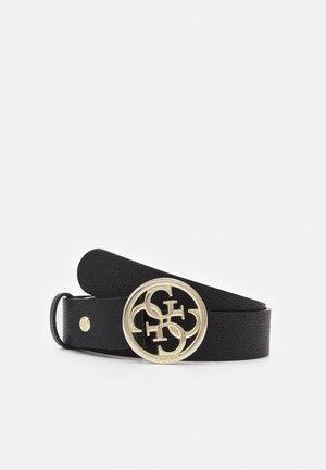 Ceinture en cuir noir texturé avec une boucle ronde dorée présentant un logo GUESS entrelacé sur fond blanc.