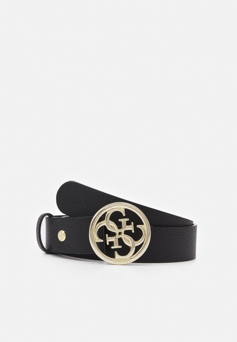 Ceinture en cuir noir texturé avec une boucle ronde dorée présentant un logo GUESS entrelacé sur fond blanc.
